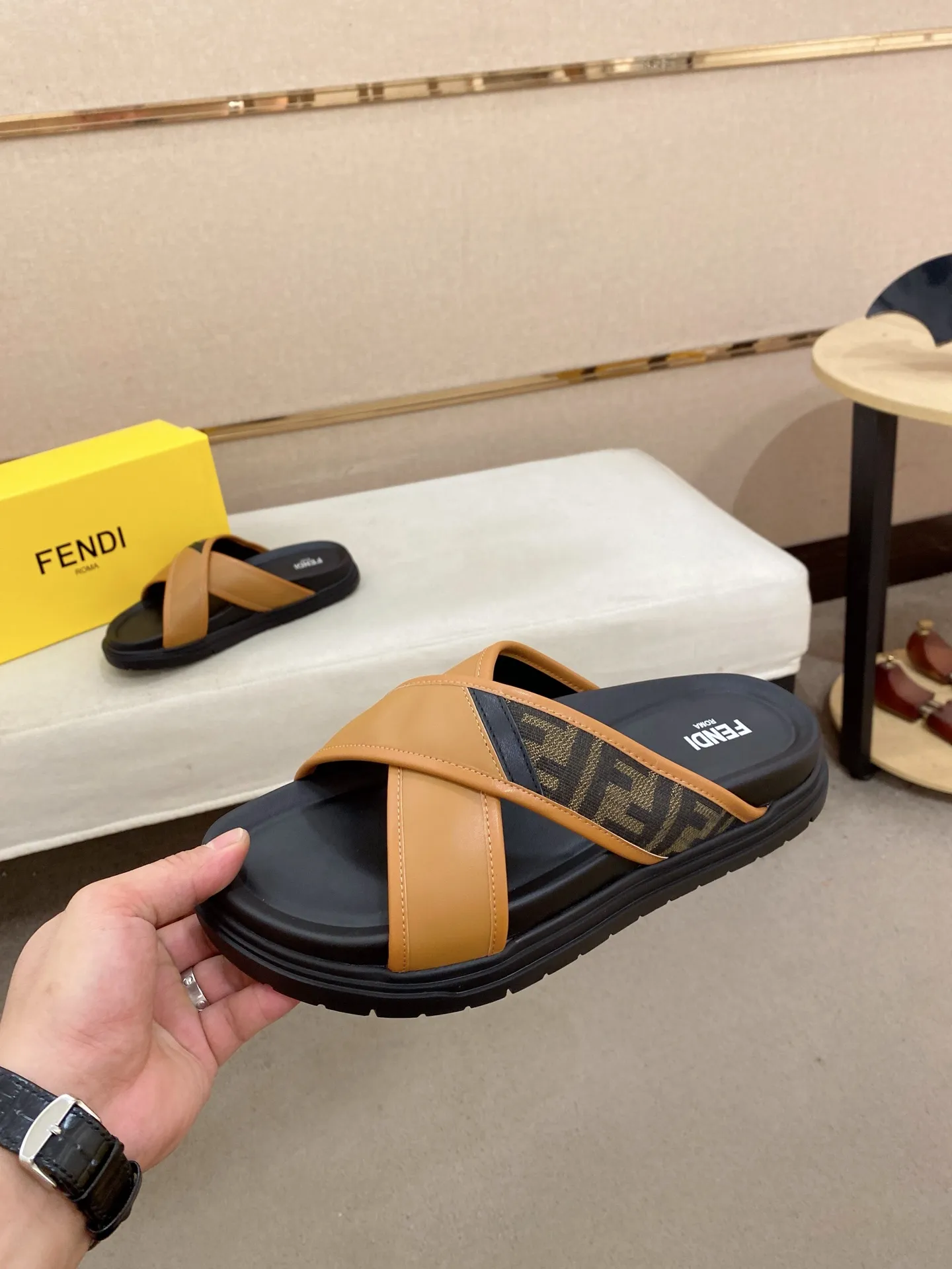 Factory price: 320💰 [Fendi Slippers] High-end brand of men's shoes, official website 1:1 latest masterpiece: original mold customization, the fabric is made of imported original materials, upgraded outsole, lighter and non-slip. The market's top quality, simple yet tasteful, a must-have for fashionistas, fashionable at your feet, full of confidence, the same style at the counter 👍The season of summer slippers is here. Code: 38-44 (45 is custom-made and cannot be returned or exchanged)